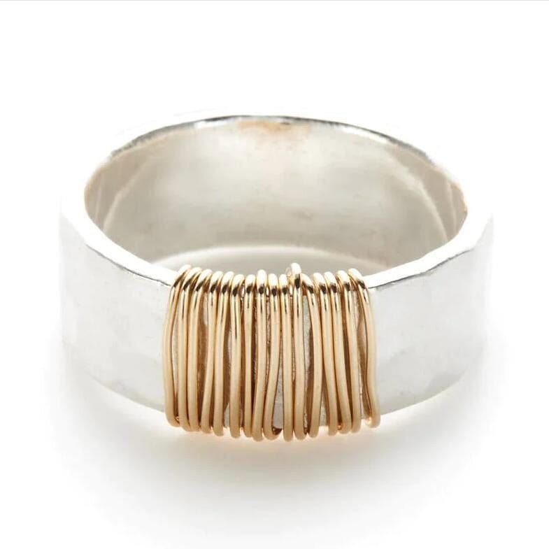 Anillo artesanal de plata con detalles en espiral de Rose & Oliver, mostrando el diseño delicado y acabado pulido.