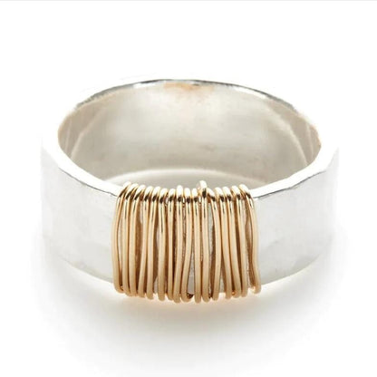 Anillo artesanal de plata con detalles en espiral de Rose & Oliver, mostrando el diseño delicado y acabado pulido.