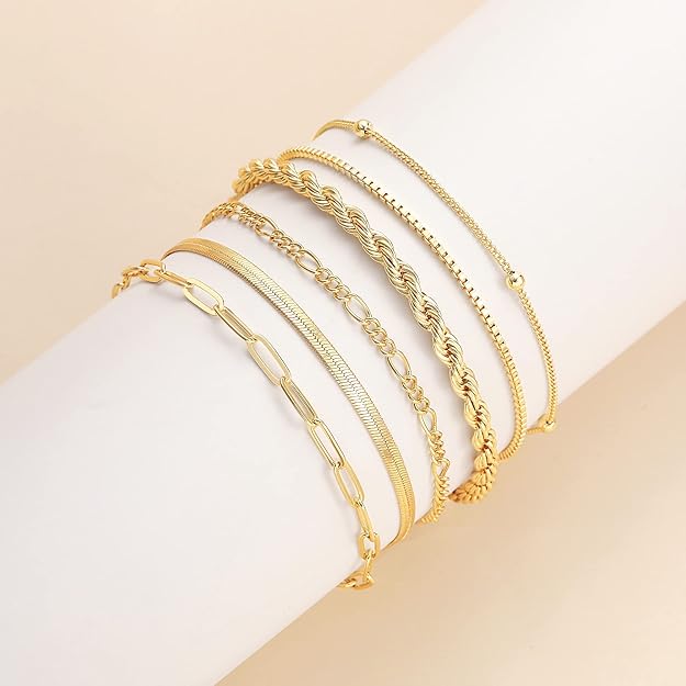 Conjunto de pulseras doradas Vernetta™ de Rose & Oliver, con detalles elegantes y acabado brillante.