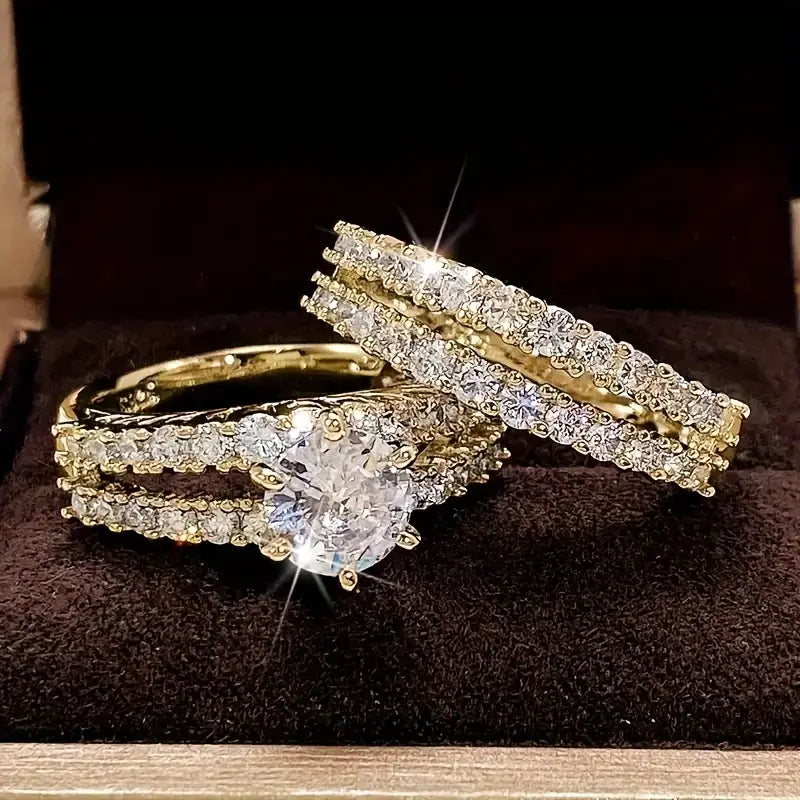 Juego de anillos Eternal Radiance en oro de la marca Rose & Oliver, joyería elegante y sofisticada para el dedo.