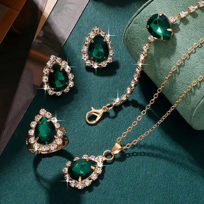 Conjunto de joyas Elisandre Vermont en oro de la marca Rose & Oliver, con collar y aretes elegantes en primer plano.