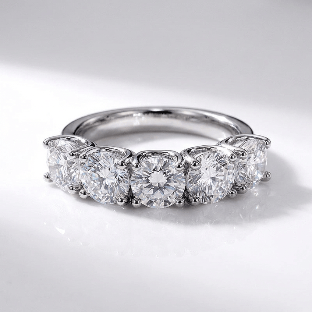 Anillo de plata Rose & Oliver con cinco diamantes redondos brillantes y detalles elegantes en la pieza.
