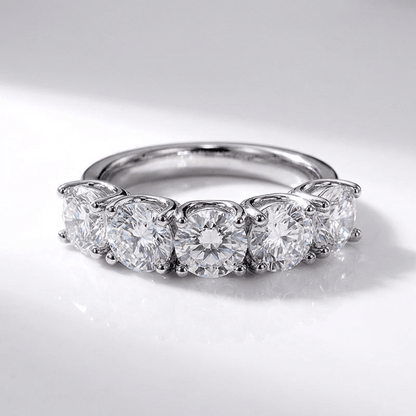 Anillo de plata Rose & Oliver con cinco diamantes redondos brillantes y detalles elegantes en la pieza.