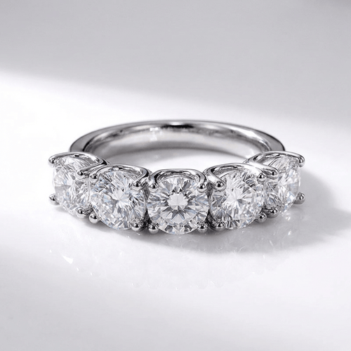 Anillo de plata Rose & Oliver con cinco diamantes redondos brillantes y detalles elegantes en la pieza.