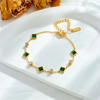 Pulsera Amelisse Glenwyn Rose & Oliver en oro, con detalles delicados, para un estilo elegante y sofisticado.