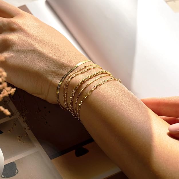 Conjunto de pulseras Vernetta™ de Rose & Oliver en acabado dorado, con diseño elegante y detalles delicados.