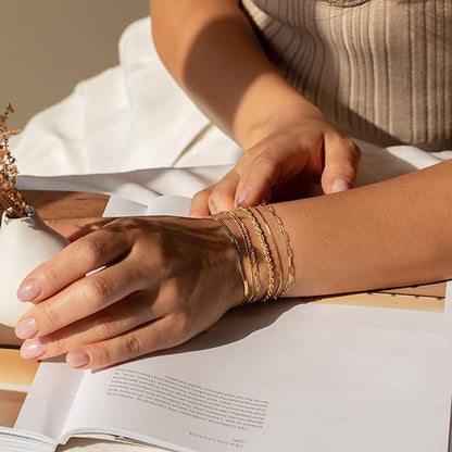 Set de pulseras Vernetta™ en oro de Rose & Oliver, pulseras elegantes con detalles finos y delicados.