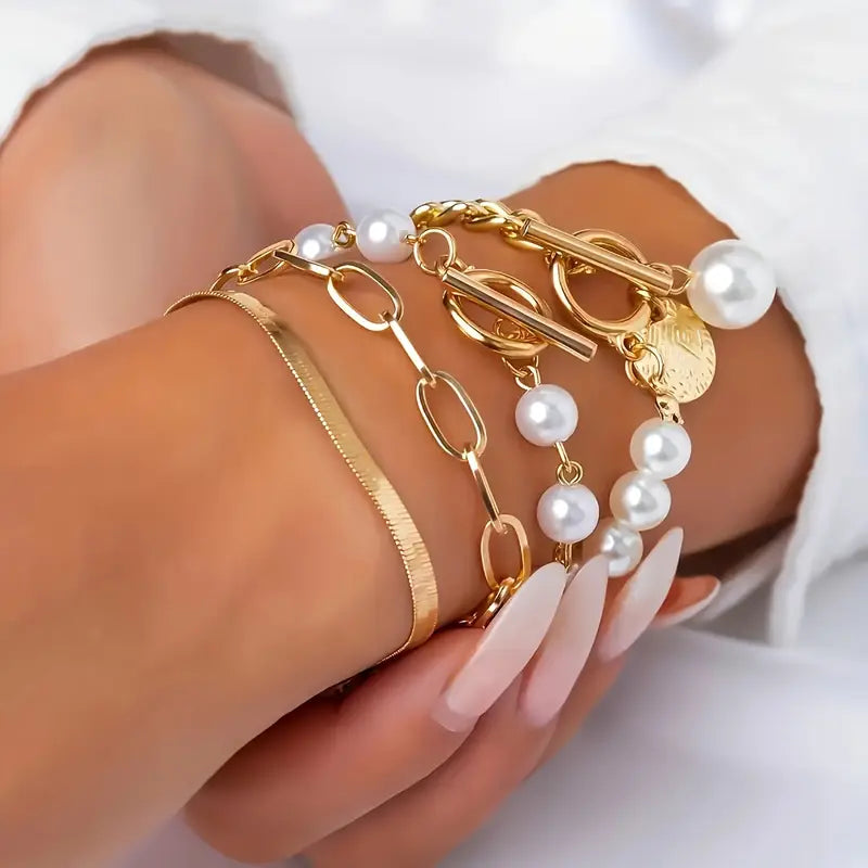 Set de 4 pulseras doradas Rose & Oliver con detalles de serpiente, perlas y eslabones, estilo sofisticado y elegante