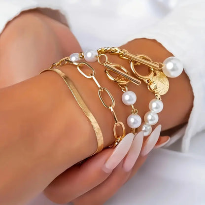 Set de 4 pulseras doradas Rose & Oliver con detalles de serpiente, perlas y eslabones, estilo sofisticado y elegante