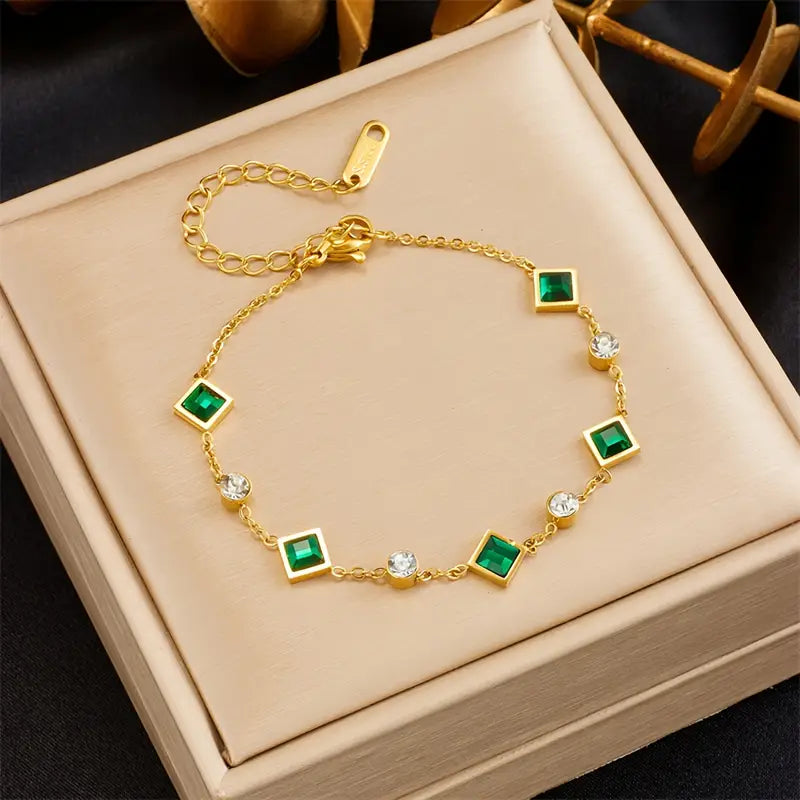 Pulsera Amelisse Glenwyn de Rose & Oliver en oro, con diseño delicado y acabado elegante, visible en la imagen.