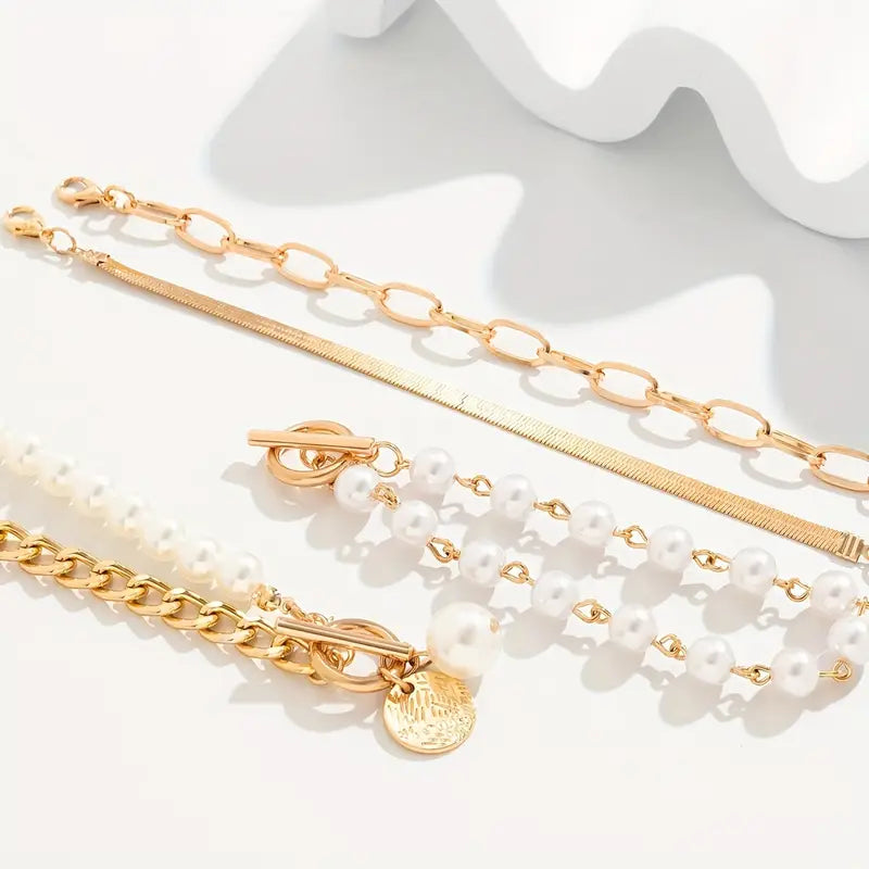 Conjunto de 4 pulseras doradas Rose & Oliver con detalles de serpiente, perlas y eslabones, estilo elegante y moderno.