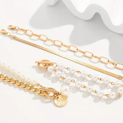 Conjunto de 4 pulseras doradas Rose & Oliver con detalles de serpiente, perlas y eslabones, estilo elegante y moderno.