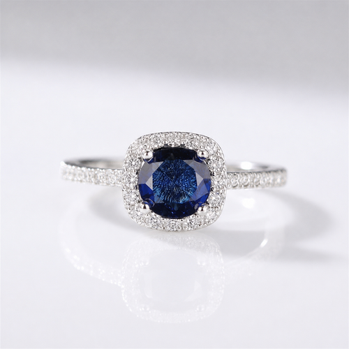 Anel de safira azul em corte cushion com halo de diamantes, produzido pela Rose & Oliver.