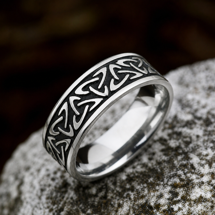 Ring Celtic Harmony von Rose & Oliver, aus Silber, mit aufwendigem Design aus keltischen Symbolen und glänzendem Finish.
