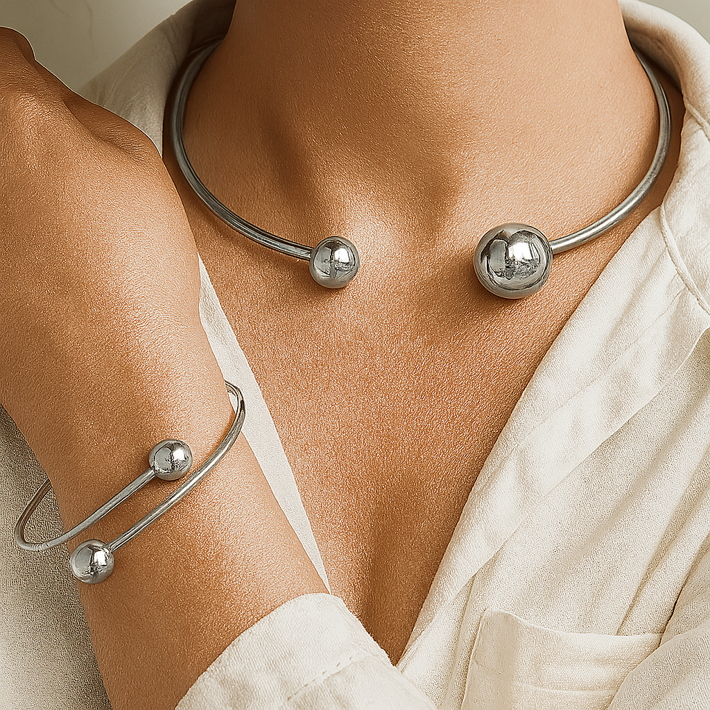 Conjunto de pulseiras douradas Glow™ da Rose & Oliver, pulseiras elegantes com acabamento em ouro para complementar o visual.