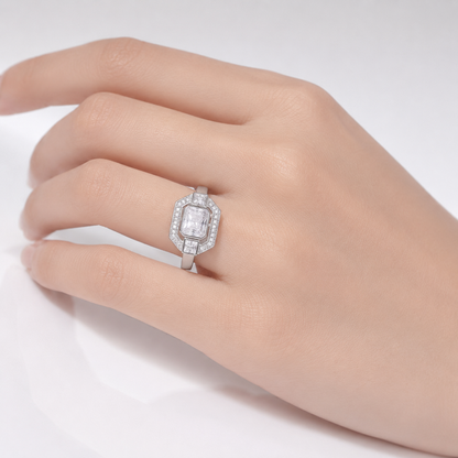 Anel vintage quadrado com diamantes da Rose & Oliver, detalhes em prata envelhecida, destaque para o design clássico e elegante.