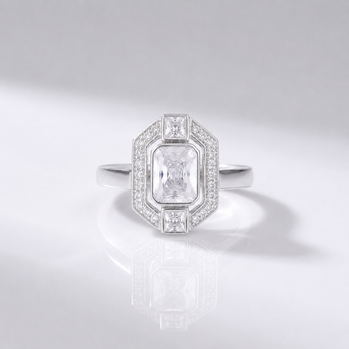 Anel vintage Diamond Square da Rose & Oliver com detalhes de diamantes e acabamento clássico, em prata ou ouro.