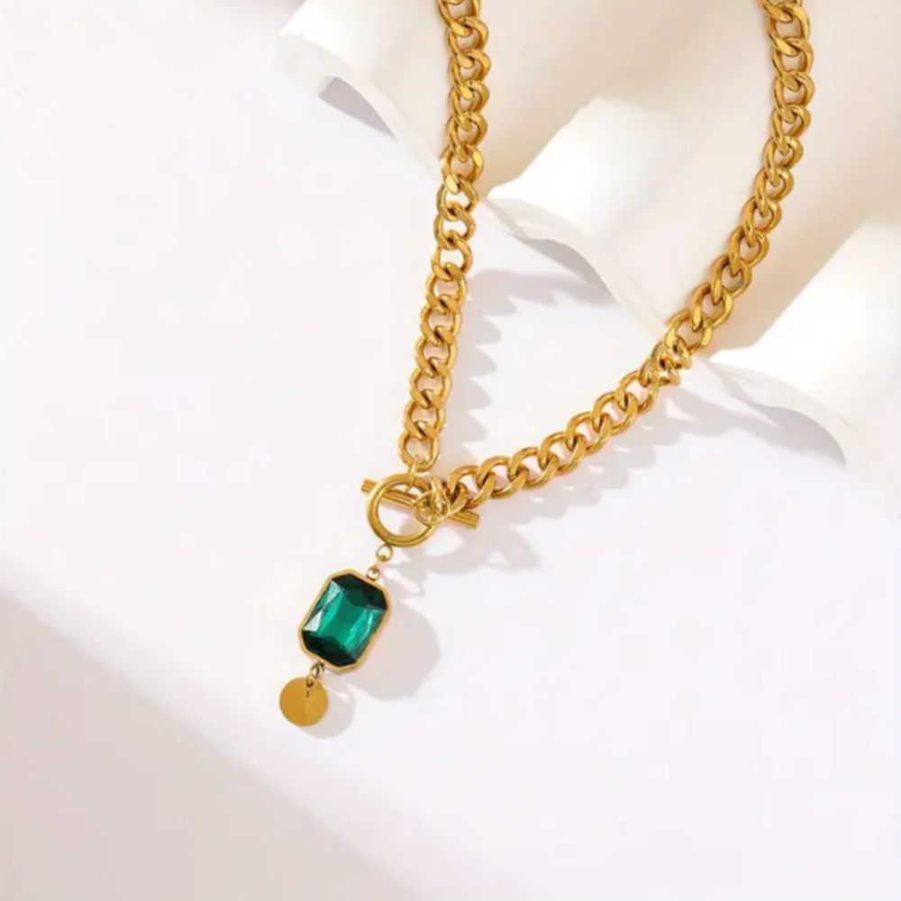Collar con colgante de esmeralda de Rose & Oliver, joya destacada con piedra verde brillante en cadena delicada.