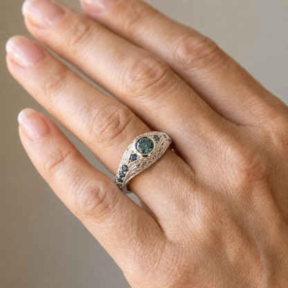 Anillo vintage Rose & Oliver con ópalo, zafiro y detalles dorados, destacando el diseño elegante y sofisticado en plata envejecida.