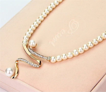 Conjunto de aretes y collar de perlas naturales de Rose & Oliver, con perlas blancas y acabado elegante.