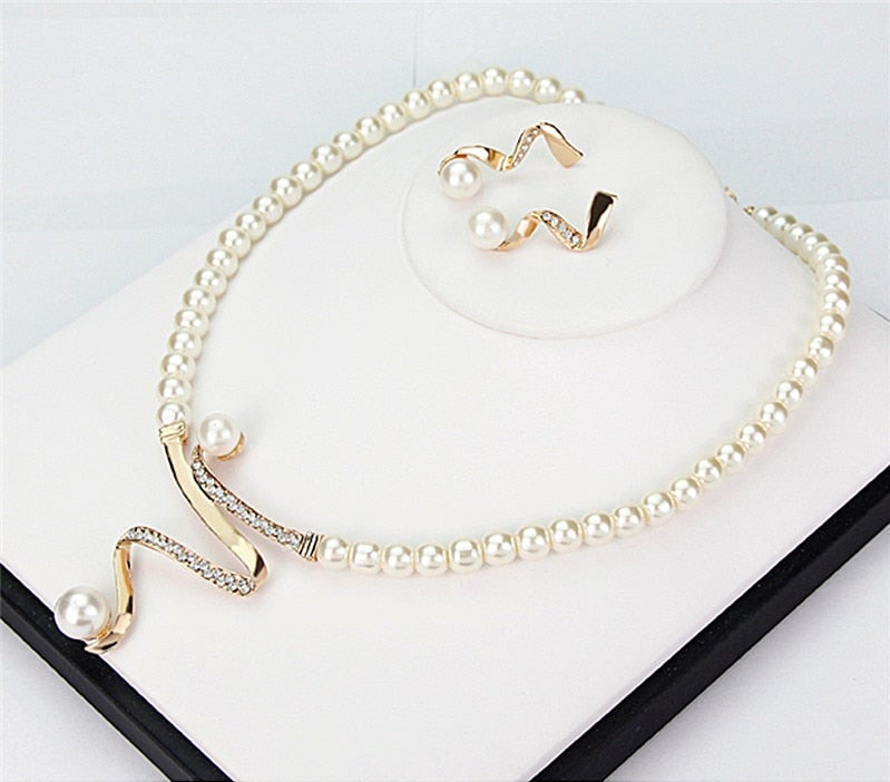Set de aretes y collar de perlas naturales de Rose & Oliver, piezas elegantes con perlas blancas y acabado refinado.