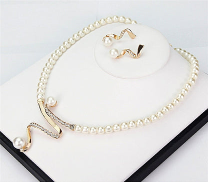 Set de aretes y collar de perlas naturales de Rose & Oliver, piezas elegantes con perlas blancas y acabado refinado.