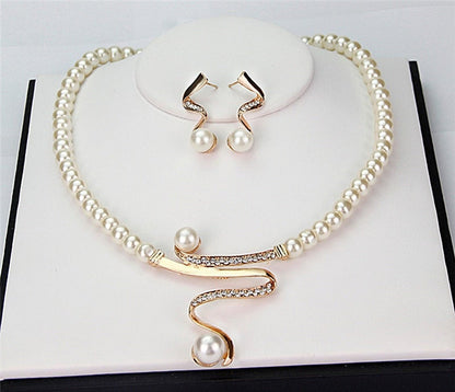Conjunto de aretes y collar de perlas naturales Rose & Oliver, aretes con perlas blancas y detalles elegantes.