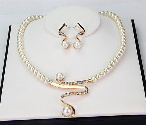 Conjunto de aretes y collar de perlas naturales Rose & Oliver, aretes con perlas blancas y detalles elegantes.