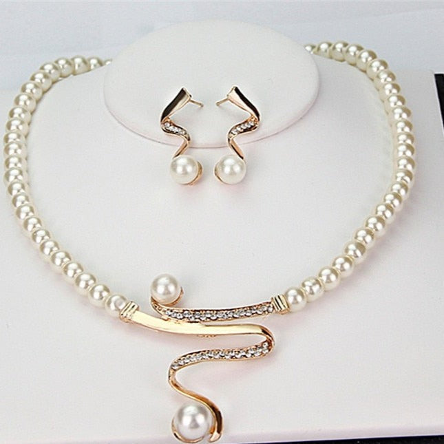 Conjunto de aretes y collar de perlas naturales Rose & Oliver, aretes elegantes con perlas blancas.