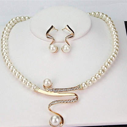 Conjunto de aretes y collar de perlas naturales Rose & Oliver, aretes elegantes con perlas blancas.