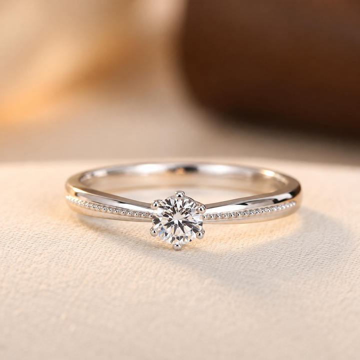 Anel solitaire Clara Signature da Rose & Oliver com diamante central em aro prateado brilhante.