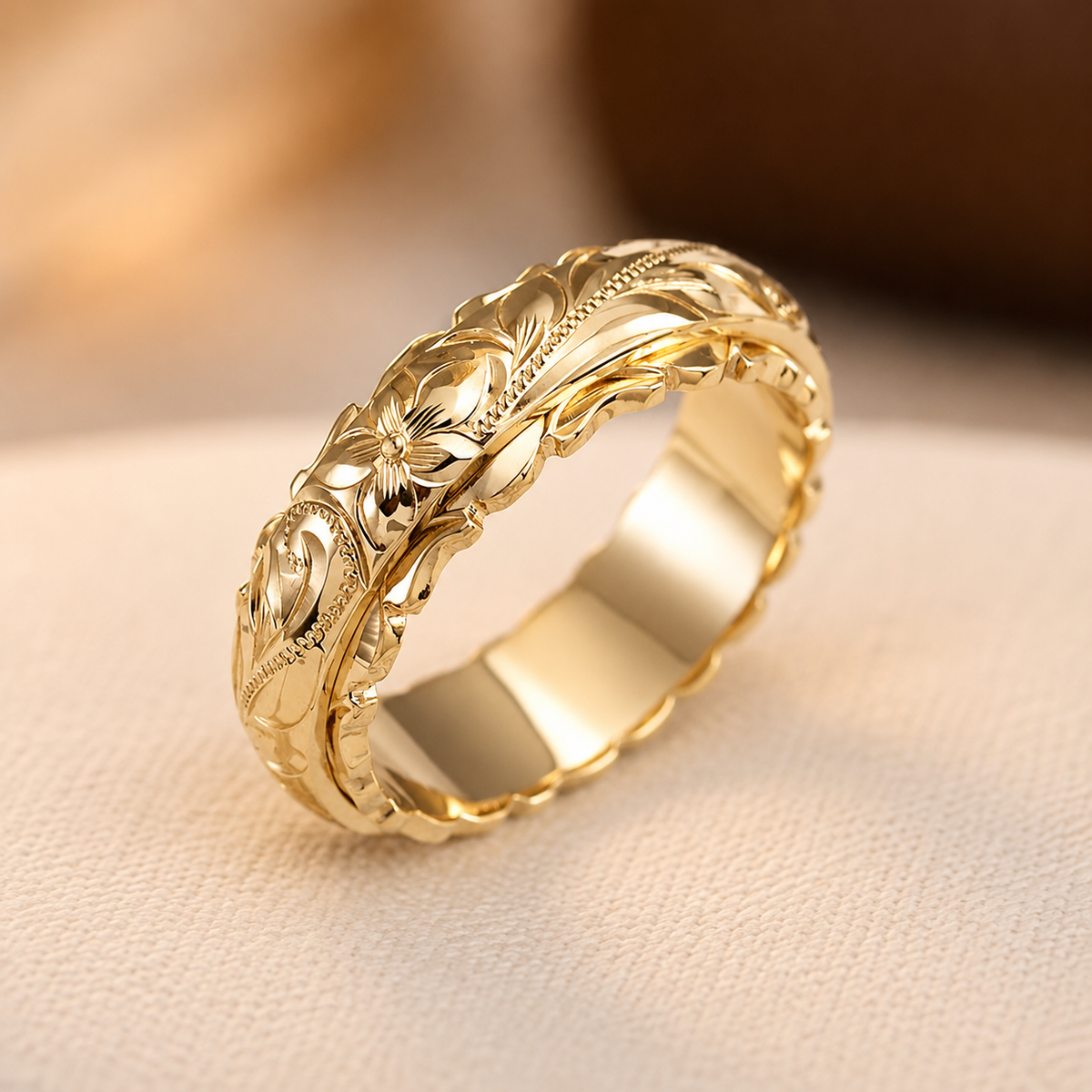 Anillo de oro antiguo con flor, de la marca Rose & Oliver, detalle delicado en acabado dorado.