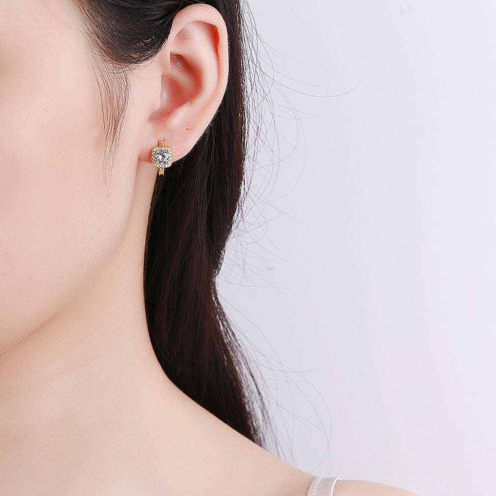 Aretes cuadrados dorados Nadine de Rose & Oliver, accesorios de oreja con acabado elegante en oro.