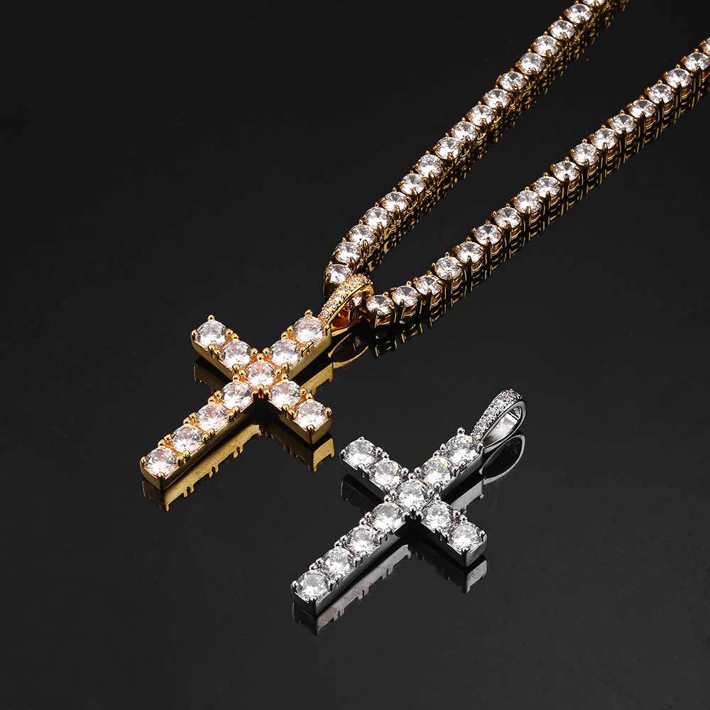 Collar Faith™ con cruz de moissanita dorada, peso ligero y acabamento elegante, de la marca Rose & Oliver.