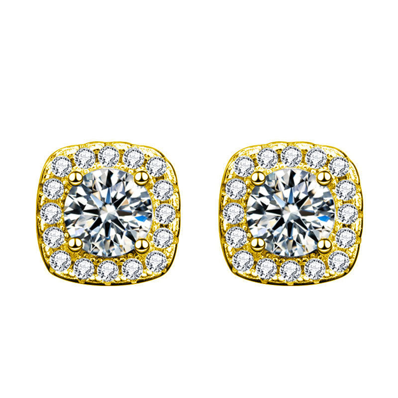 Elegantes aretes dorados Glennis™ de Rose & Oliver con detalles sofisticados y acabado brillante.