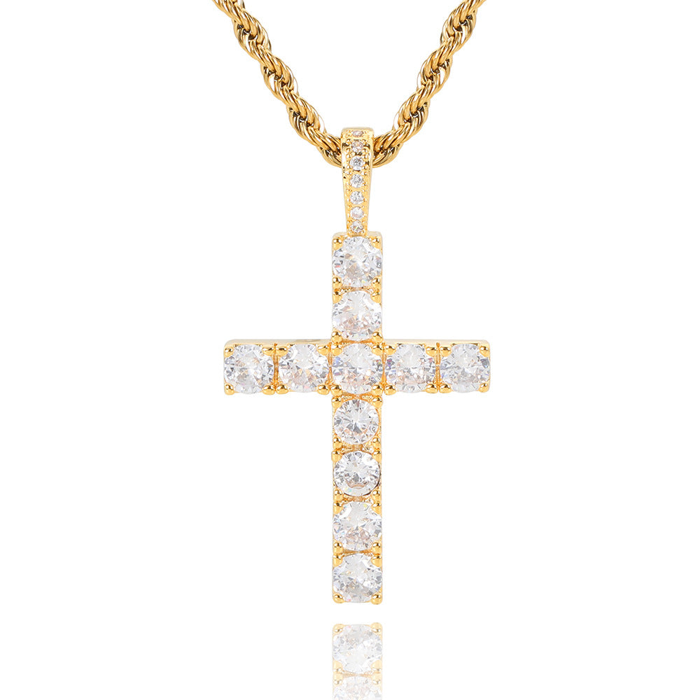 Collar Faith™ con cruz de moissanita dorada de Rose & Oliver, detalles delicados en la cadena y cruz brillante.