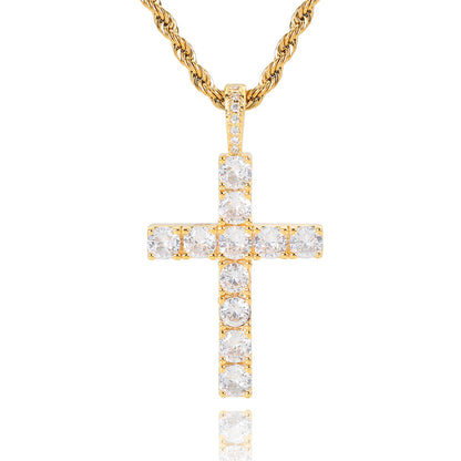 Collar Faith™ con cruz de moissanita dorada de Rose & Oliver, detalles delicados en la cadena y cruz brillante.