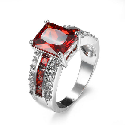 Anillo de plata con piedra rubí en estilo de división, de la marca Rose & Oliver, mostrando detalles elegantes y acabado pulido.