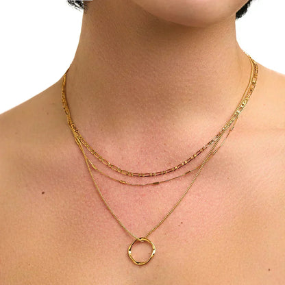 Halskette Circa™ Rose & Oliver mit drei Reihen offener Kreise in Goldfarbfinish, eleganter und moderner Stil.