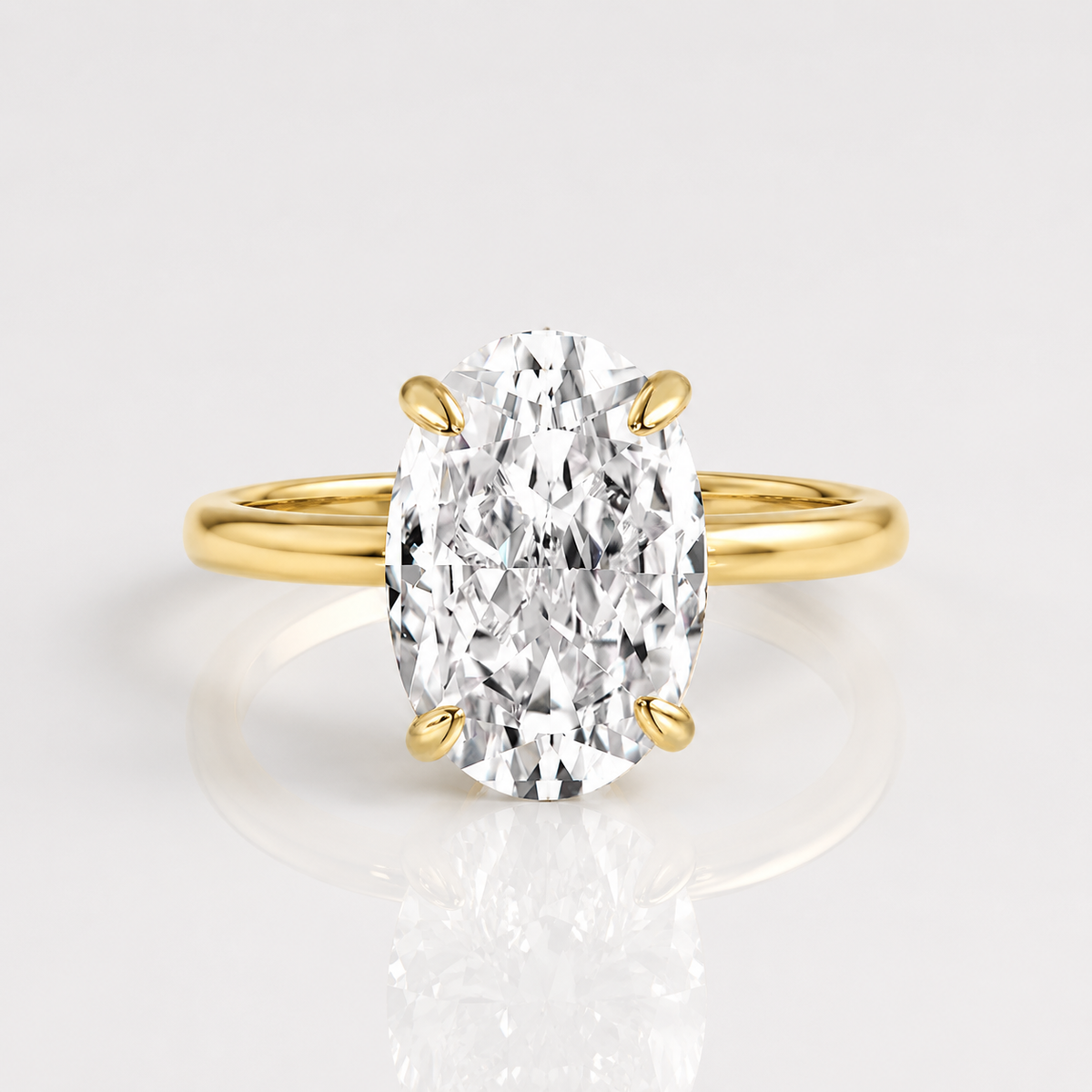 Anillo de oro con diamante oval solitario de Rose & Oliver, destacando el diseño elegante y la piedra central brillante.