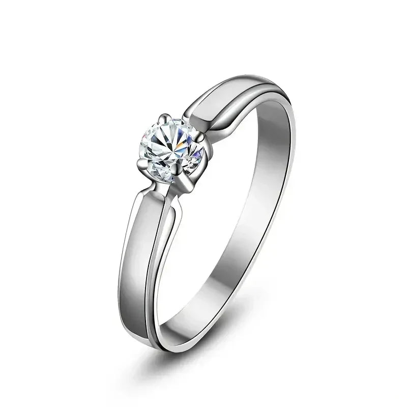 Anillo de firma Clara Signature Solitaire de Rose & Oliver con piedra central brillante en acabado elegante.