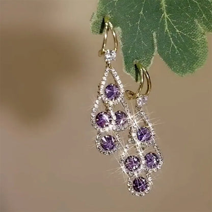 Pendientes de gota de cristal morado de Rose & Oliver, brillantes y elegantes, con detalles de cristal colgantes, para looks sofisticados.