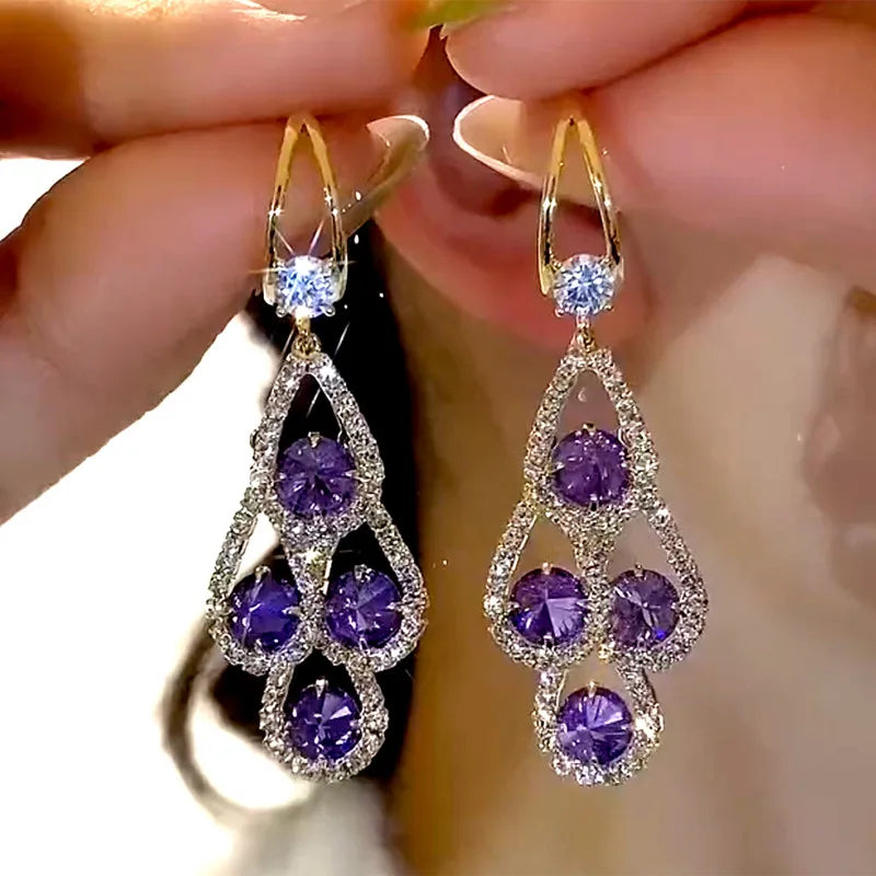 Pendientes de gotas de cristal morado de Rose & Oliver, accesorios elegantes de aretes de argolla con cristales brillantes y delicados.