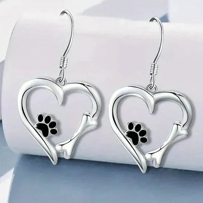 Pendientes Yaritza™ de plata con colgantes de pata y corazón, pendientes delicados de la marca Rose & Oliver.