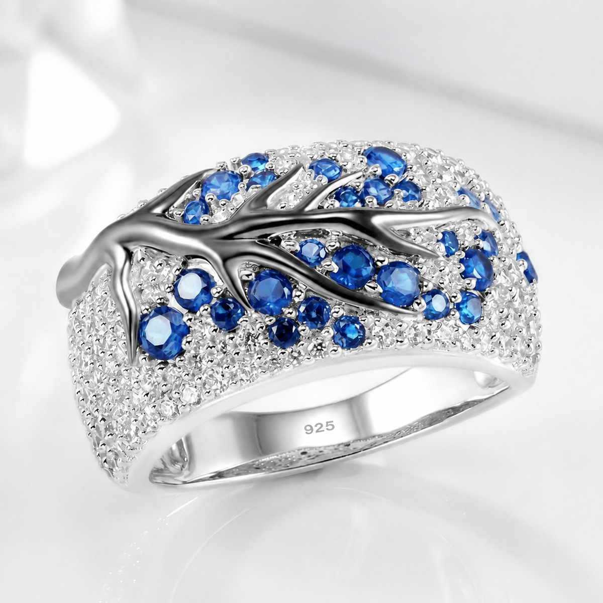 Anillo de plata con topacio azul en forma de hoja, de la marca Rose & Oliver, mostrado en primer plano.