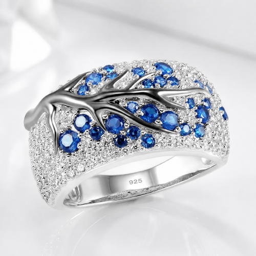 Anillo de plata con topacio azul en forma de hoja, de la marca Rose & Oliver, mostrado en primer plano.