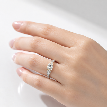 Anillo vintage en plata con circonita redonda, diseño clásico y elegante, de la marca Rose & Oliver.