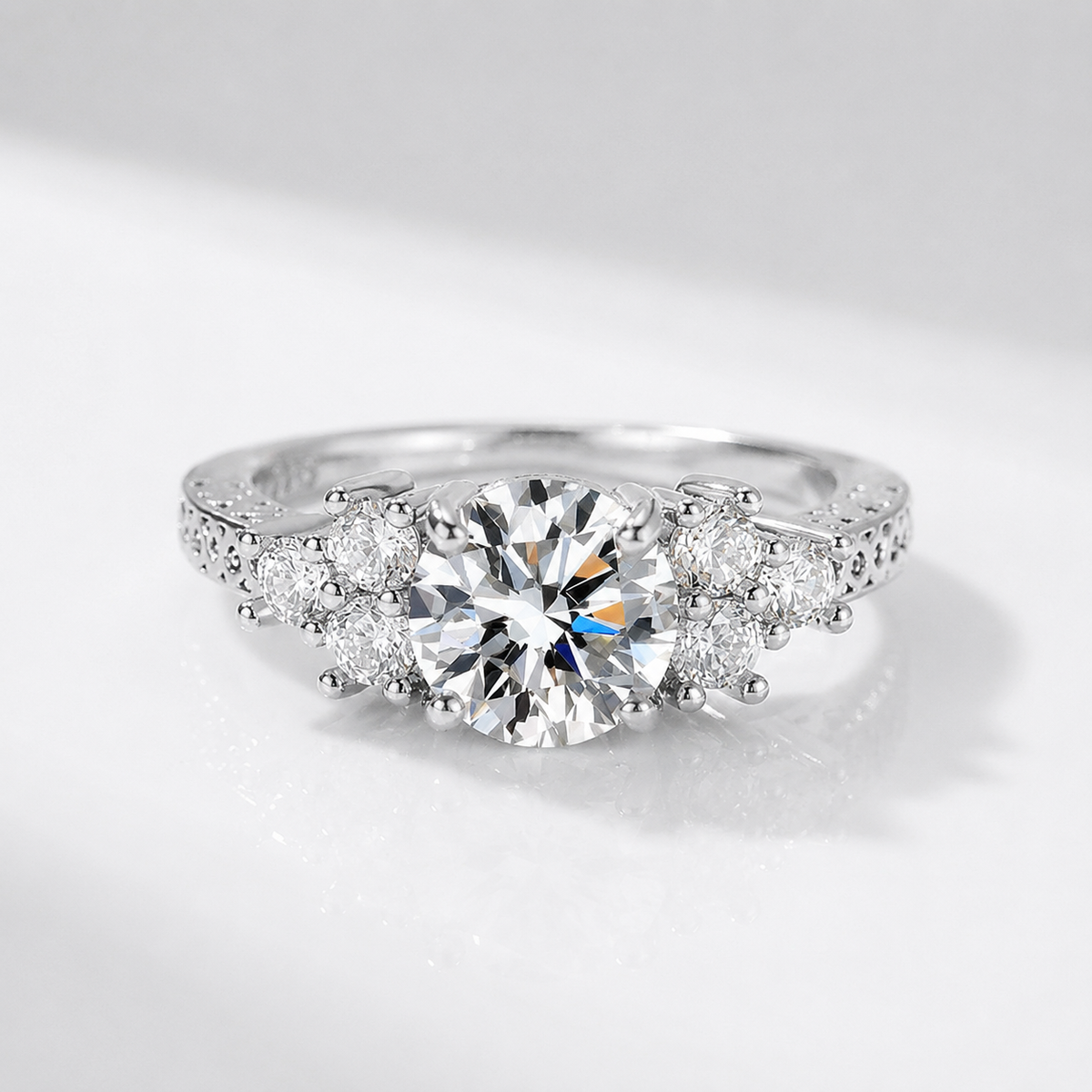 Anillo vintage redondo de circonia plateada de Rose & Oliver, con diseño clásico y detalles elegantes.