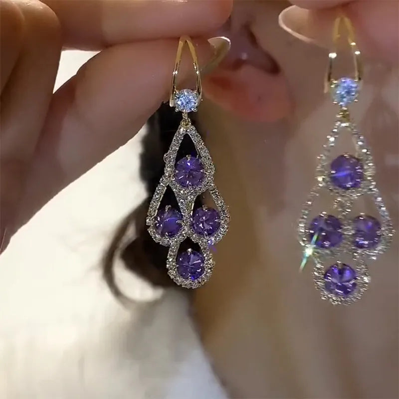 Aretes de cristal morado en forma de gota de Rose & Oliver, con diseño elegante y detalles brillantes para looks sofisticados.