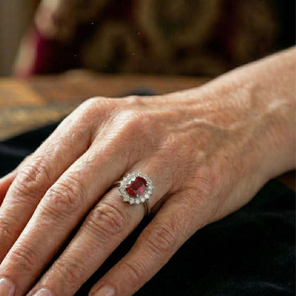 Anillo Rose & Oliver con corona escarlata y rubí central, detalle de joya elegante en plata o oro.